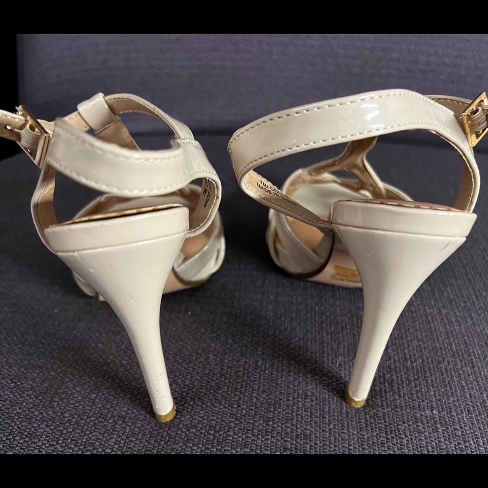 Daisy Fuentes patent leather nude heels size 7 - Picture 7 of 8